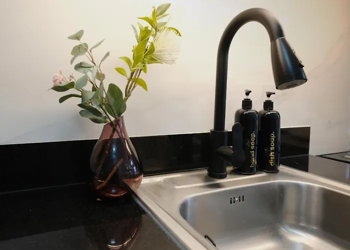 Stylish Condotel With 2 Beds Near Mall Of & Airport - Jwl Apartment *